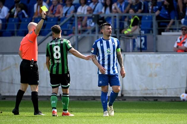 12 05 2024, xjhx, Soccer 2 Bundesliga, Karlsruher SC Hannover 96 emspor, v l Referee Referee Nicolas Winter Hagenbach shows Jerome Gondorf Karlsruher SC KSC the yellow card It is his 5th of the season and ends his career today DFL DFB REGULATIONS PROHIBIT ANY USE OF PHOTOGRAPHS as IMAGE SEQUENCES and or QUASI VIDEO Karlsruhe