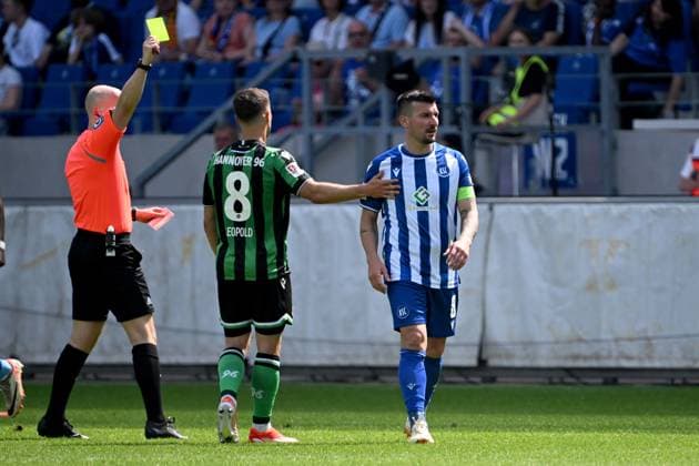 12 05 2024, xjhx, Soccer 2 Bundesliga, Karlsruher SC Hannover 96 emspor, v l Referee Referee Nicolas Winter Hagenbach shows Jerome Gondorf Karlsruher SC KSC the yellow card It is his 5th of the season and ends his career today DFL DFB REGULATIONS PROHIBIT ANY USE OF PHOTOGRAPHS as IMAGE SEQUENCES and or QUASI VIDEO Karlsruhe