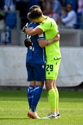 12 05 2024, xjhx, Fußball 2 Bundesliga, Karlsruher SC Hannover 96 emspor, v l Abschied Verabschiedung Auswechslung von Jerome Gondorf Karlsruher SC KSC Max Weiß Weiss Karlsruher SC KSC DFL DFB REGULATIONS PROHIBIT ANY USE OF PHOTOGRAPHS as IMAGE SEQUENCES and or QUASI VIDEO Karlsruhe