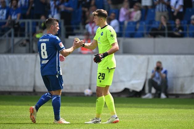 12 05 2024, xjhx, Fußball 2 Bundesliga, Karlsruher SC Hannover 96 emspor, v l Abschied Verabschiedung Auswechslung von Jerome Gondorf Karlsruher SC KSC Max Weiß Weiss Karlsruher SC KSC DFL DFB REGULATIONS PROHIBIT ANY USE OF PHOTOGRAPHS as IMAGE SEQUENCES and or QUASI VIDEO Karlsruhe