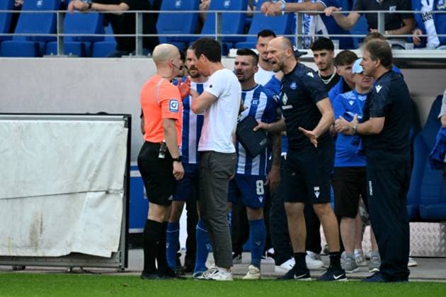 12 05 2024, xjhx, Soccer 2 Bundesliga, Karlsruher SC Hannover 96 emspor, v l Referee Referee Nicolas Winter Hagenbach Coach Christian Eichner Karlsruher SC KSC DFL DFB REGULATIONS PROHIBIT ANY USE OF PHOTOGRAPHS as IMAGE SEQUENCES and or QUASI VIDEO Karlsruhe