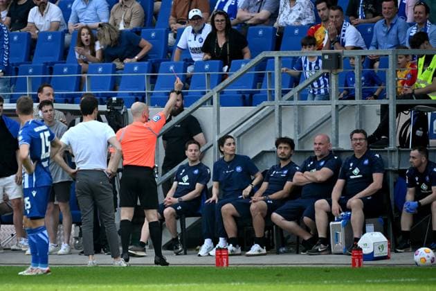 12 05 2024, xjhx, Soccer 2 Bundesliga, Karlsruher SC Hannover 96 emspor, v l Referee Referee Nicolas Winter Hagenbach shows red card to KSCs equipment attendant and bus driver DFL DFB REGULATIONS PROHIBIT ANY USE OF PHOTOGRAPHS as IMAGE SEQUENCES and or QUASI VIDEO Karlsruhe