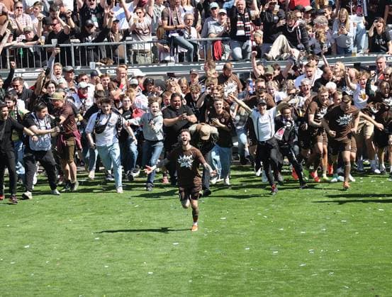schlusspfiff, Marcel Hartel (FC St. Pauli) feiert den Aufstieg , Fans machen Platzsturm Fussball, 2.Liga, Saison 2023-2024, Herren, FC St.Pauli gegen VfL Osnabrueck DFL REGULATIONS PROHIBIT ANY USE OF PHOTOGRAPHS AS IMAGE SEQUENCES AND OR QUASI-VIDEO. *** final whistle, Marcel Hartel FC St Pauli celebrates promotion, fans storm the pitch Football, 2 Liga, Season 2023 2024, Men, FC St Pauli vs VfL Osnabrueck DFL REGULATIONS PROHIBIT ANY USE OF PHOTOGRAPHS AS IMAGE SEQUENCES AND OR QUASI VIDEO