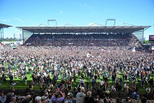 Bilder des Jahres 2024, Sport 05 Mai Sport Themen der Woche KW19 Sport Bilder des Tages Fußball - 2. Bundesliga - FC St. Pauli - VfL Osnabrück am 12.05.2024 im Millerntor-Stadion in Hamburg Aufstieg des FC St. Pauli in die Bundesliga, die Fans stürmen den Rasen. *** Soccer 2 Bundesliga FC St Pauli VfL Osnabrück on 12 05 2024 at the Millerntor Stadium in Hamburg Promotion of FC St Pauli to the Bundesliga, the fans storm the pitch MT