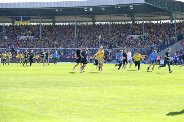 12 05 2024, xtgx, Fußball 2 Bundesliga, Eintracht Braunschweig SV Wehen Wiesbaden emspor, v l Platzsturm, Fans, Zuschauer, Publikum von Braunschweig, weil sie den Klassenerhalt geschafft haben DFL DFB REGULATIONS PROHIBIT ANY USE OF PHOTOGRAPHS as IMAGE SEQUENCES and or QUASI VIDEO Braunschweig