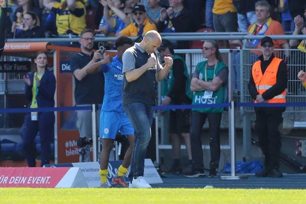 12 05 2024, xtgx, Soccer 2 Bundesliga, Eintracht Braunschweig SV Wehen Wiesbaden emspor, v l Daniel Scherning Braunschweig, coach jubilation over the victory, jubilation after the match DFL DFB REGULATIONS PROHIBIT ANY USE OF PHOTOGRAPHS as IMAGE SEQUENCES and or QUASI VIDEO Braunschweig