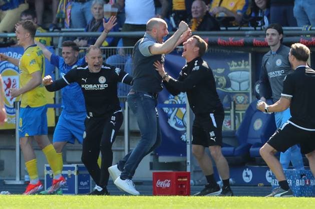 12 05 2024, xtgx, Soccer 2 Bundesliga, Eintracht Braunschweig SV Wehen Wiesbaden emspor, v l Daniel Scherning Braunschweig, coach jubilation over the victory, jubilation after the match DFL DFB REGULATIONS PROHIBIT ANY USE OF PHOTOGRAPHS as IMAGE SEQUENCES and or QUASI VIDEO Braunschweig