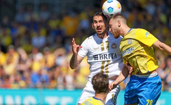 Soccer 2 BL Eintracht Braunschweig SV Wehen Wiesbaden 12 05 24, Ivan Prtajin SVWW , Hasan Kurucay Eintracht ,