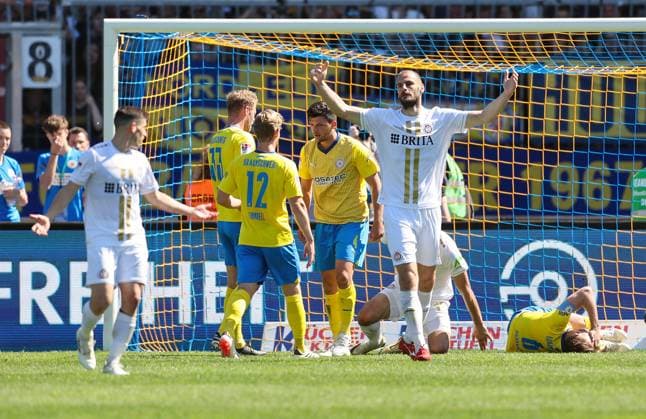 Soccer 2 BL Eintracht Braunschweig SV Wehen Wiesbaden 12 05 24, The ball just wont go in, Aleksandar Vukotic SVWW is desperate,