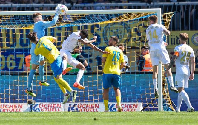 Soccer 2 BL Eintracht Braunschweig SV Wehen Wiesbaden 12 05 24, Thick air in the Braunschweig penalty area,