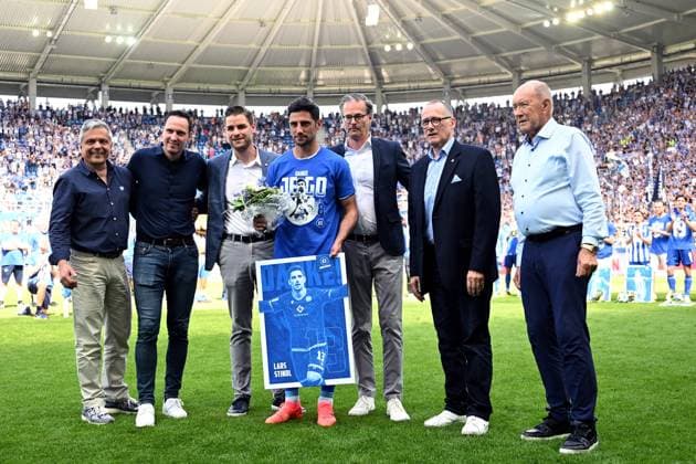 12 05 2024, xjhx, Soccer 2 Bundesliga, Karlsruher SC Hannover 96 emspor, v l farewell farewell of Lars Stindl Karlsruher SC KSC DFL DFB REGULATIONS PROHIBIT ANY USE OF PHOTOGRAPHS as IMAGE SEQUENCES and or QUASI VIDEO Karlsruhe