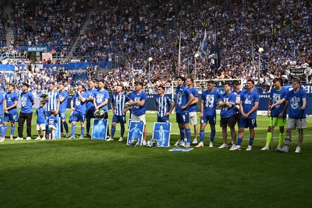12 05 2024, xjhx, Soccer 2 Bundesliga, Karlsruher SC Hannover 96 emspor, v l Farewell to the players leaving the club DFL DFB REGULATIONS PROHIBIT ANY USE OF PHOTOGRAPHS as IMAGE SEQUENCES and or QUASI VIDEO Karlsruhe