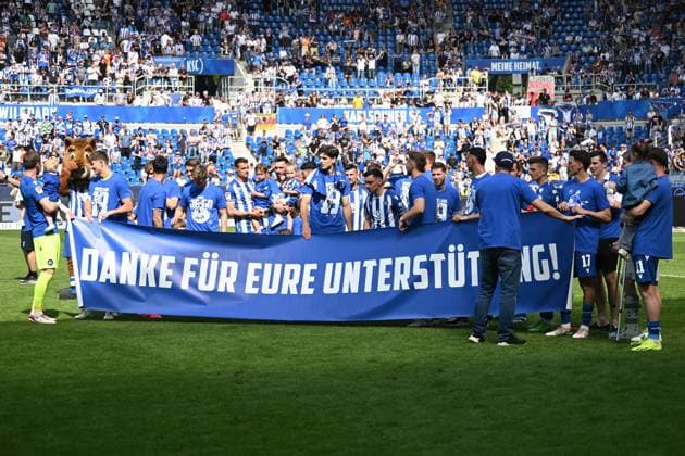 12 05 2024, xjhx, Fußball 2 Bundesliga, Karlsruher SC Hannover 96 emspor, v l Die Spieler bedanken sich bei den Fans Spruchband Plakat Schild DFL DFB REGULATIONS PROHIBIT ANY USE OF PHOTOGRAPHS AS IMAGE SEQUENCES AND OR QUASI VIDEO Karlsruhe