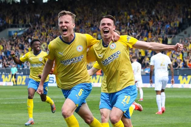 Goal celebration goal scorer Thorir Johann Helgason Eintracht Braunschweig,20 scores to 1 0 with Robert Ivanov Eintracht Braunschweig,5 2 Soccer Bundesliga season 2023 2024 Eintracht Braunschweig vs SV Wehen Wiesbaden at Eintracht Stadium in Braunschweig action,soccer,man,men,Germany,12 05 2024