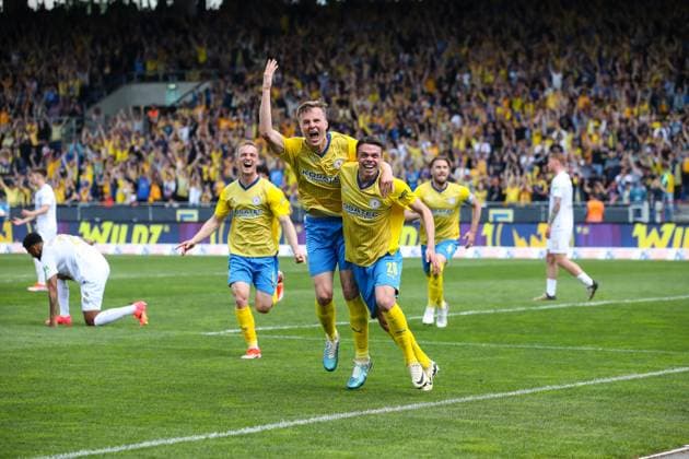 Goal celebration goal scorer Thorir Johann Helgason Eintracht Braunschweig,20 scores to 1 0 with Robert Ivanov Eintracht Braunschweig,5 2 Soccer Bundesliga season 2023 2024 Eintracht Braunschweig vs SV Wehen Wiesbaden at Eintracht Stadium in Braunschweig action,soccer,man,men,Germany,12 05 2024