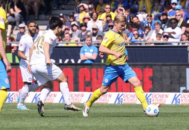 Eintracht Braunschweig vs SV Wehen Wiesbaden Braunschweig, 12 05 2024, Football, Season 23 24, 2 Bundesliga, 33 Matchday, Eintracht Braunschweig vs SV Wehen Wiesbaden, Picture shows Hampus Finndell BTSV, 12 Braunschweig
