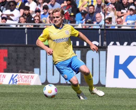 Eintracht Braunschweig vs SV Wehen Wiesbaden Braunschweig, 12 05 2024, Football, Season 23 24, 2 Bundesliga, 33 Matchday, Eintracht Braunschweig vs SV Wehen Wiesbaden, Picture shows Hampus Finndell BTSV, 12 Braunschweig