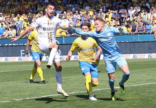 Eintracht Braunschweig vs SV Wehen Wiesbaden Braunschweig, 12 05 2024, Soccer, Season 23 24, 2 Bundesliga, 33 Matchday, Eintracht Braunschweig vs SV Wehen Wiesbaden, Picture shows Ron Thorben Hoffmann BTSV, 1 Braunschweig
