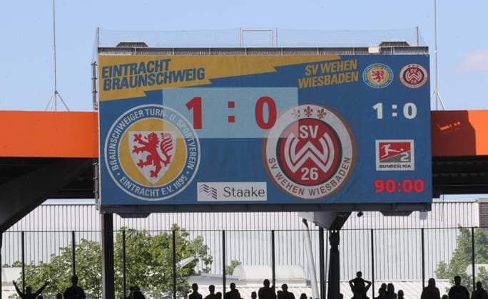 Eintracht Braunschweig vs SV Wehen Wiesbaden Braunschweig, 12 05 2024, Soccer, Season 23 24, 2 Bundesliga, Matchday 33, Eintracht Braunschweig vs SV Wehen Wiesbaden, Picture shows The scoreboard shows the final score 1 0 Braunschweig