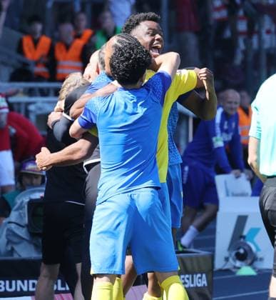 Eintracht Braunschweig vs SV Wehen Wiesbaden Braunschweig, 12 05 2024, Football, Season 23 24, 2 Bundesliga, Matchday 33, Eintracht Braunschweig vs SV Wehen Wiesbaden, Picture shows jubilation at Eintracht after the final whistle, Anderson Lenda Lucoqui BTSV, 15 Braunschweig