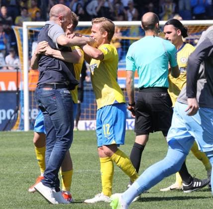 Eintracht Braunschweig vs SV Wehen Wiesbaden Braunschweig, 12 05 2024, Soccer, Season 23 24, 2 Bundesliga, Matchday 33, Eintracht Braunschweig vs SV Wehen Wiesbaden, Picture shows jubilation at Eintracht after the final whistle with Eintracht coach Daniel Scherning Braunschweig