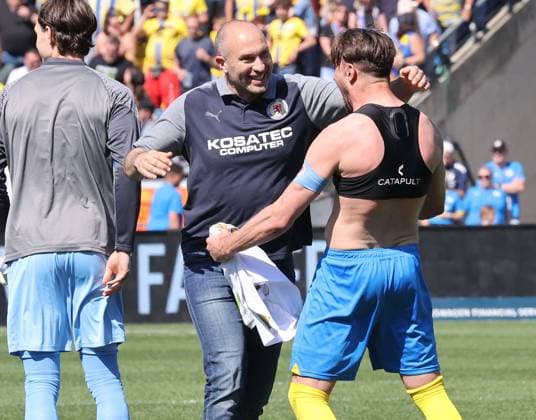 Eintracht Braunschweig vs SV Wehen Wiesbaden Braunschweig, 12 05 2024, Soccer, Season 23 24, 2 Bundesliga, Matchday 33, Eintracht Braunschweig vs SV Wehen Wiesbaden, Picture shows jubilation at Eintracht after the final whistle with Eintracht coach Daniel Scherning with Ermin Bicakcic BTSV, 6 Braunschweig