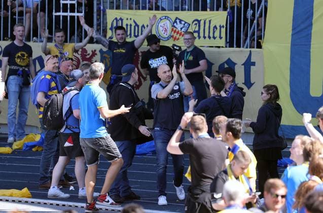 Eintracht Braunschweig vs SV Wehen Wiesbaden Braunschweig, 12 05 2024, Football, Season 23 24, 2 Bundesliga, Matchday 33, Eintracht Braunschweig vs SV Wehen Wiesbaden, Picture shows jubilation at Eintracht after the final whistle with coach Daniel Scherning in front of the Südkurve Braunschweig