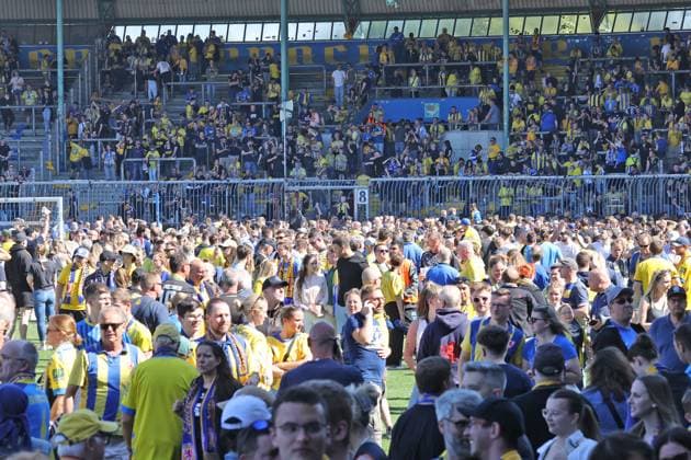 Eintracht Braunschweig vs SV Wehen Wiesbaden Braunschweig, 12 05 2024, Soccer, Season 23 24, 2 Bundesliga, Matchday 33, Eintracht Braunschweig vs SV Wehen Wiesbaden, Picture shows jubilation at Eintracht after the final whistle with the Braunschweig fans storming the pitch