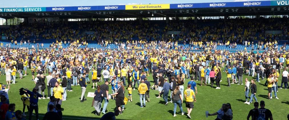 Eintracht Braunschweig vs SV Wehen Wiesbaden Braunschweig, 12 05 2024, Soccer, Season 23 24, 2 Bundesliga, Matchday 33, Eintracht Braunschweig vs SV Wehen Wiesbaden, Picture shows jubilation at Eintracht after the final whistle with the Braunschweig fans storming the pitch