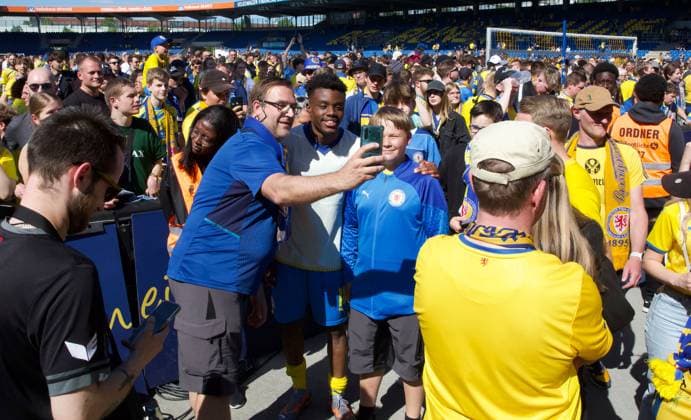 Eintracht Braunschweig vs SV Wehen Wiesbaden Braunschweig, 12 05 2024, Soccer, Season 23 24, 2 Bundesliga, Matchday 33, Eintracht Braunschweig vs SV Wehen Wiesbaden, Picture shows jubilation at Eintracht after the final whistle Fans take a picture with Anderson Lenda Lucoqui BTSV, 15 Braunschweig