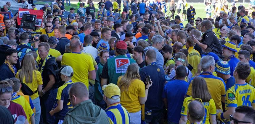 Eintracht Braunschweig vs SV Wehen Wiesbaden Braunschweig, 12 05 2024, Soccer, Season 23 24, 2 Bundesliga, Matchday 33, Eintracht Braunschweig vs SV Wehen Wiesbaden, Picture shows jubilation at Eintracht after the final whistle with the Braunschweig fans storming the pitch