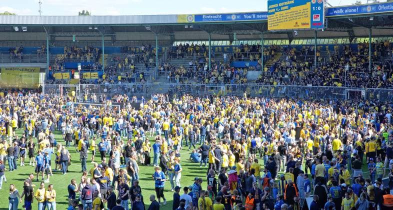 Eintracht Braunschweig vs SV Wehen Wiesbaden Braunschweig, 12 05 2024, Soccer, Season 23 24, 2 Bundesliga, Matchday 33, Eintracht Braunschweig vs SV Wehen Wiesbaden, Picture shows jubilation at Eintracht after the final whistle with the Braunschweig fans storming the pitch