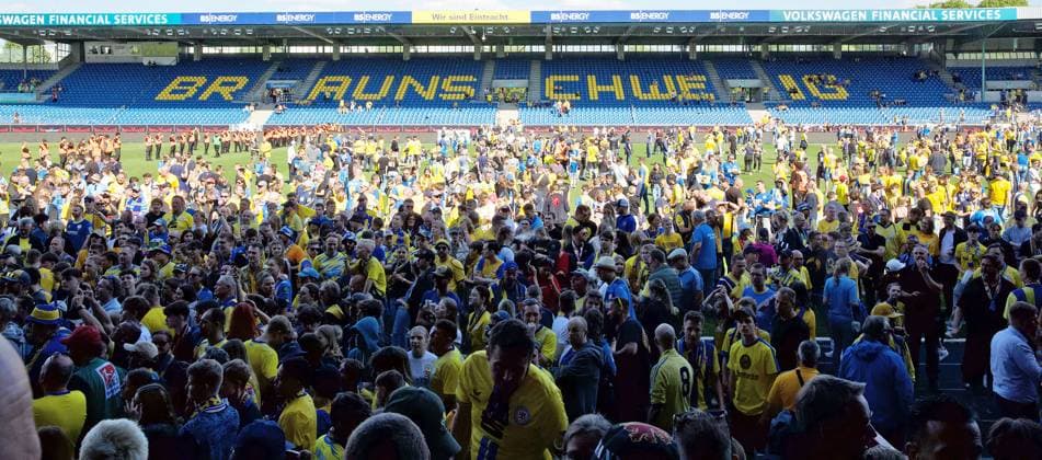 Eintracht Braunschweig vs SV Wehen Wiesbaden Braunschweig, 12 05 2024, Soccer, Season 23 24, 2 Bundesliga, Matchday 33, Eintracht Braunschweig vs SV Wehen Wiesbaden, Picture shows jubilation at Eintracht after the final whistle with the Braunschweig fans storming the pitch