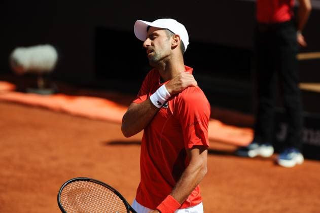 Foto IPP Cavaliere Emiliano. Roma 12 05 2024. Tennis Internazionali d Italia 2024. Nella foto: Novak Djokovic dolorante si tocca il collo. Italy Photo Press - World Copyright italy ITALY  Copyright: xR4924_italyphotopressx