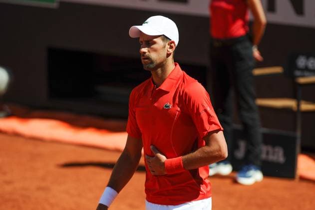 Foto IPP Cavaliere Emiliano. Roma 12 05 2024. Tennis Internazionali d Italia 2024. Nella foto: Novak Djokovic dolorante si tocca la pancia. Italy Photo Press - World Copyright italy ITALY  Copyright: xR4924_italyphotopressx