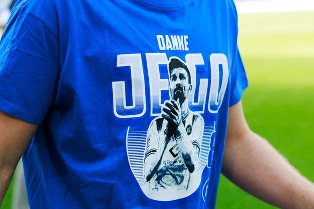 T Shirt for the farewell of Jerome Gondorf Karlsruher SC, 08 GER, Karlsruher SC KSC vs Hannover 96 H96 , Football, Men, Men, 2 Bundesliga, 33 Matchday, Season 2023 2024, 12 05 2024 DFL DFB REGULATIONS PROHIBIT ANY USE OF PHOTOGRAPHS AS IMAGE SEQUENCES AND OR QUASI VIDEO GER, Karlsruher SC KSC vs Hannover 96 H96 , Football, Men, Men, 2 Bundesliga, 33 Matchday, Season 2023 2024, 12 05 2024 Karlsruhe Copyright: xEibnerxPressefoto OliverxSchmidtx EP_OST