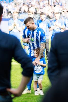 Farewell Jerome Gondorf Karlsruher SC, 08 , positive emotions, crying, with his daughter GER, Karlsruher SC KSC vs Hannover 96 H96 , Football, Men, Men, 2 Bundesliga, 33 Matchday, Season 2023 2024, 12 05 2024 DFL DFB REGULATES PROHIBIT ANY USE OF PHOTOGRAPHS AS IMAGE SEQUENCES AND OR QUASI VIDEO GER, Karlsruher SC KSC vs Hannover 96 H96 , Football, Men, Men, 2 Bundesliga, 33 Matchday, Season 2023 2024, 12 05 2024 Karlsruhe Copyright: xEibnerxPressefoto OliverxSchmidtx EP_OST