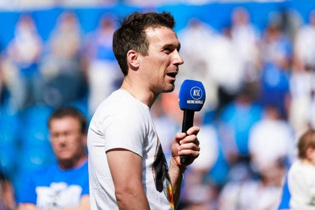 Christian Eichner Karlsruher SC, Head Coach thanks the fans after the match GER, Karlsruher SC KSC vs Hannover 96 H96 , Soccer, Men, Men, 2 Bundesliga, Matchday 33, Season 2023 2024, 12 05 2024 DFL DFB REGULATES PROHIBIT ANY USE OF PHOTOGRAPHS AS IMAGE SEQUENCES AND OR QUASI VIDEO GER, Karlsruher SC KSC vs Hannover 96 H96 , Football, Men, Men, 2 Bundesliga, 33 Matchday, Season 2023 2024, 12 05 2024 Karlsruhe Copyright: xEibnerxPressefoto OliverxSchmidtx EP_OST