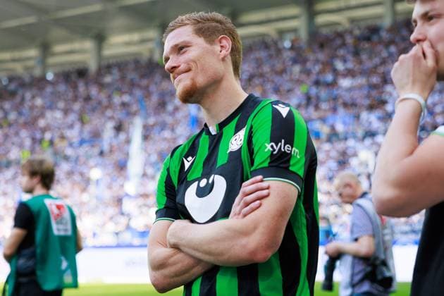 Wiegertorschuetze Marcel Halstenberg Hannover 96, 23 wahrend der Verabschiedungen GER, Karlsruher SC KSC vs Hannover 96 H96 , Fußball, Maenner, Herren, 2 Bundesliga, 33 Spieltag, Saison 2023 2024, 12 05 2024 DFL DFB REGULATIONS PROHIBIT ANY USE OF PHOTOGRAPHS AS IMAGE SEQUENCES AND OR QUASI VIDEO GER, Karlsruher SC KSC vs Hannover 96 H96 , Football, Men, Men, 2 Bundesliga, 33 Matchday, Season 2023 2024, 12 05 2024 Karlsruhe Copyright: xEibnerxPressefoto OliverxSchmidtx EP_OST