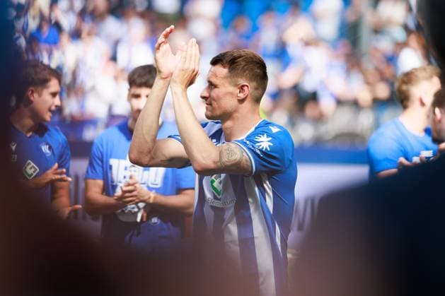 Farewell Philip Heise Karlsruher SC, 16 , positive emotions GER, Karlsruher SC KSC vs Hannover 96 H96 , Football, Men, Men, 2 Bundesliga, 33 Matchday, Season 2023 2024, 12 05 2024 DFL DFB REGULATIONS PROHIBIT ANY USE OF PHOTOGRAPHS AS IMAGE SEQUENCES AND OR QUASI VIDEO GER, Karlsruher SC KSC vs Hannover 96 H96 , Football, Men, Men, 2 Bundesliga, 33 Matchday, Season 2023 2024, 12 05 2024 Karlsruhe Copyright: xEibnerxPressefoto OliverxSchmidtx EP_OST