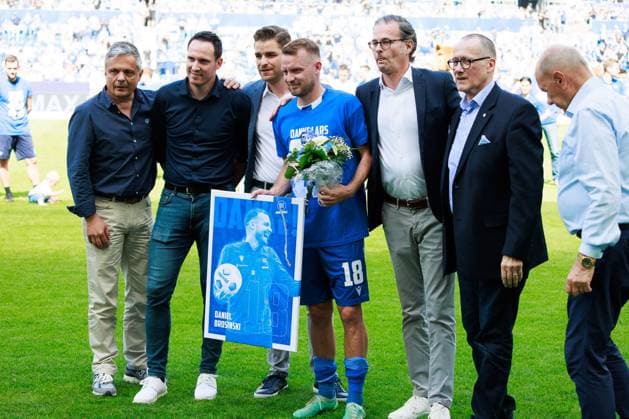Farewell Daniel Brosinski Karlsruher SC, 18 , positive emotions GER, Karlsruher SC KSC vs Hannover 96 H96 , Football, Men, Men, 2 Bundesliga, 33 Matchday, Season 2023 2024, 12 05 2024 DFL DFB REGULATIONS PROHIBIT ANY USE OF PHOTOGRAPHS AS IMAGE SEQUENCES AND OR QUASI VIDEO GER, Karlsruher SC KSC vs Hannover 96 H96 , Football, Men, Men, 2 Bundesliga, 33 Matchday, Season 2023 2024, 12 05 2024 Karlsruhe Copyright: xEibnerxPressefoto OliverxSchmidtx EP_OST
