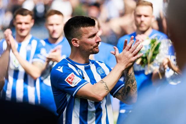Farewell Jerome Gondorf Karlsruher SC, 08 , positive emotions GER, Karlsruher SC KSC vs Hannover 96 H96 , Football, Men, Men, 2 Bundesliga, 33 Matchday, Season 2023 2024, 12 05 2024 DFL DFB REGULATIONS PROHIBIT ANY USE OF PHOTOGRAPHS AS IMAGE SEQUENCES AND OR QUASI VIDEO GER, Karlsruher SC KSC vs Hannover 96 H96 , Football, Men, Men, 2 Bundesliga, 33 Matchday, Season 2023 2024, 12 05 2024 Karlsruhe Copyright: xEibnerxPressefoto OliverxSchmidtx EP_OST