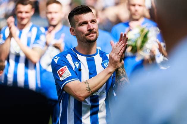 Farewell Jerome Gondorf Karlsruher SC, 08 , positive emotions GER, Karlsruher SC KSC vs Hannover 96 H96 , Football, Men, Men, 2 Bundesliga, 33 Matchday, Season 2023 2024, 12 05 2024 DFL DFB REGULATIONS PROHIBIT ANY USE OF PHOTOGRAPHS AS IMAGE SEQUENCES AND OR QUASI VIDEO GER, Karlsruher SC KSC vs Hannover 96 H96 , Football, Men, Men, 2 Bundesliga, 33 Matchday, Season 2023 2024, 12 05 2024 Karlsruhe Copyright: xEibnerxPressefoto OliverxSchmidtx EP_OST