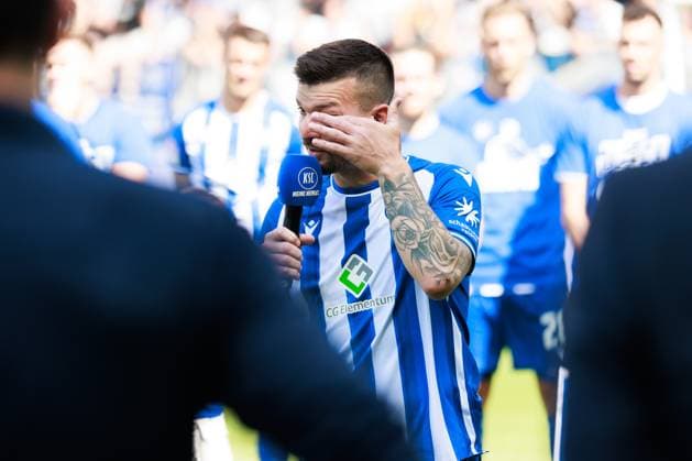 Farewell Jerome Gondorf Karlsruher SC, 08 , positive emotions, cries GER, Karlsruher SC KSC vs Hannover 96 H96 , Football, Men, Men, 2 Bundesliga, 33 Matchday, Season 2023 2024, 12 05 2024 DFL DFB REGULATIONS PROHIBIT ANY USE OF PHOTOGRAPHS AS IMAGE SEQUENCES AND OR QUASI VIDEO GER, Karlsruher SC KSC vs Hannover 96 H96 , Football, Men, Men, 2 Bundesliga, 33 Matchday, Season 2023 2024, 12 05 2024 Karlsruhe Copyright: xEibnerxPressefoto OliverxSchmidtx EP_OST