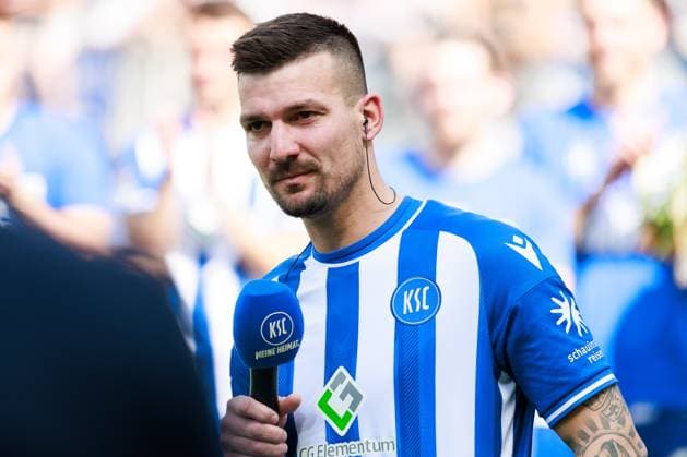 Farewell Jerome Gondorf Karlsruher SC, 08 , positive emotions, cries, tears GER, Karlsruher SC KSC vs Hannover 96 H96 , Football, Men, Men, 2 Bundesliga, 33 Matchday, Season 2023 2024, 12 05 2024 DFL DFB REGULATIONS PROHIBIT ANY USE OF PHOTOGRAPHS AS IMAGE SEQUENCES AND OR QUASI VIDEO GER, Karlsruher SC KSC vs Hannover 96 H96 , Football, Men, Men, 2 Bundesliga, 33 Matchday, Season 2023 2024, 12 05 2024 Karlsruhe Copyright: xEibnerxPressefoto OliverxSchmidtx EP_OST