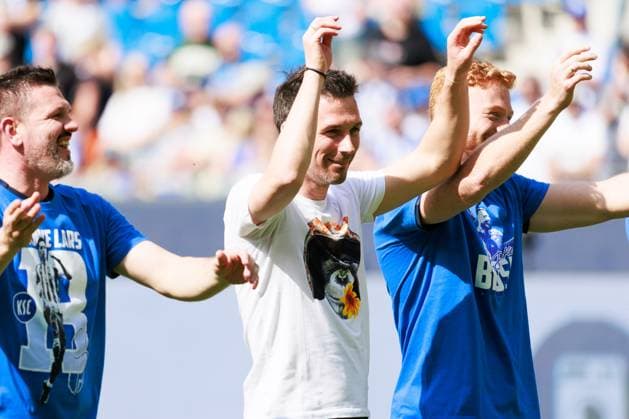 Christian Eichner Karlsruher SC, Head Coach thanks the fans after the match GER, Karlsruher SC KSC vs Hannover 96 H96 , Soccer, Men, Men, 2 Bundesliga, Matchday 33, Season 2023 2024, 12 05 2024 DFL DFB REGULATES PROHIBIT ANY USE OF PHOTOGRAPHS AS IMAGE SEQUENCES AND OR QUASI VIDEO GER, Karlsruher SC KSC vs Hannover 96 H96 , Football, Men, Men, 2 Bundesliga, 33 Matchday, Season 2023 2024, 12 05 2024 Karlsruhe Copyright: xEibnerxPressefoto OliverxSchmidtx EP_OST