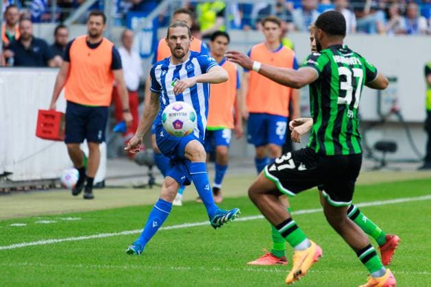 Sebastian Jung Karlsruher SC, 02 on the ball GER, Karlsruher SC KSC vs Hannover 96 H96 , Soccer, Men, Men, 2 Bundesliga, 33 Matchday, Season 2023 2024, 12 05 2024 DFL DFB REGULATIONS PROHIBIT ANY USE OF PHOTOGRAPHS AS IMAGE SEQUENCES AND OR QUASI VIDEO GER, Karlsruher SC KSC vs Hannover 96 H96 , Football, Men, Men, 2 Bundesliga, 33 Matchday, Season 2023 2024, 12 05 2024 Karlsruhe Copyright: xEibnerxPressefoto OliverxSchmidtx EP_OST