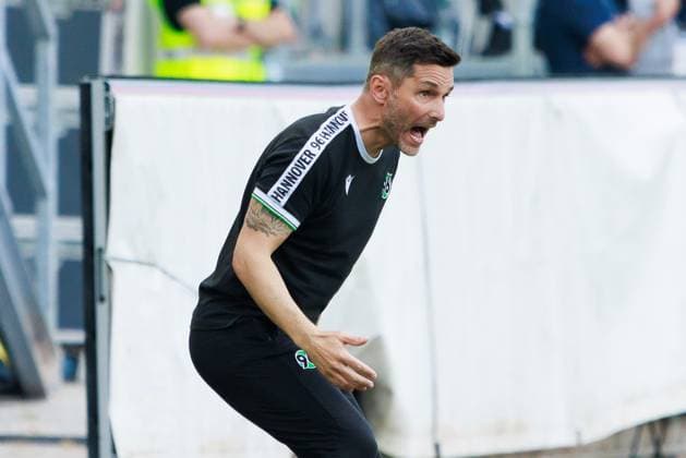 Stefan Leitl Hannover 96, head coach gestures, gesticulates, gives instructions, action, is disappointed disappointed, dissatisfied, angry angry, emotions, anger, sadness GER, Karlsruher SC KSC vs Hannover 96 H96 , Football, Men, Men, 2 Bundesliga, 33 Matchday, Season 2023 2024, 12 05 2024 DFL DFB REGULATIONS PROHIBIT ANY USE OF PHOTOGRAPHS AS IMAGE SEQUENCES AND OR QUASI VIDEO GER, Karlsruher SC KSC vs Hannover 96 H96 , Football, Men, Men, 2 Bundesliga, 33 Matchday, Season 2023 2024, 12 05 2024 Karlsruhe Copyright: xEibnerxPressefoto OliverxSchmidtx EP_OST