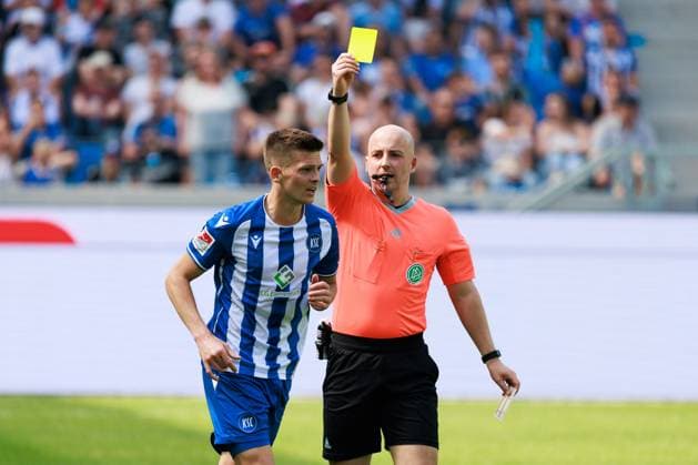 Marvin Wanitzek Karlsruher SC, 10 sees the yellow card from referee Nicolas Winter GER, Karlsruher SC KSC vs Hannover 96 H96 , Soccer, Men, Men, 2 Bundesliga, Matchday 33, Season 2023 2024, 12 05 2024 DFL DFB REGULATES PROHIBIT ANY USE OF PHOTOGRAPHS AS IMAGE SEQUENCES AND OR QUASI VIDEO GER, Karlsruher SC KSC vs Hannover 96 H96 , Football, Men, Men, 2 Bundesliga, Matchday 33, Season 2023 2024, 12 05 2024 Karlsruhe Copyright: xEibnerxPressefoto OliverxSchmidtx EP_OST
