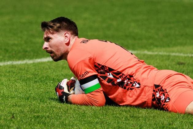 Ron Robert Zieler Hannover 96, 01 with ball on the ground GER, Karlsruher SC KSC vs Hannover 96 H96 , Soccer, Men, Men, 2 Bundesliga, Matchday 33, Season 2023 2024, 12 05 2024 DFL DFB REGULATIONS PROHIBIT ANY USE OF PHOTOGRAPHS AS IMAGE SEQUENCES AND OR QUASI VIDEO GER, Karlsruher SC KSC vs Hannover 96 H96 , Football, Men, Men, 2 Bundesliga, 33 Matchday, Season 2023 2024, 12 05 2024 Karlsruhe Copyright: xEibnerxPressefoto OliverxSchmidtx EP_OST